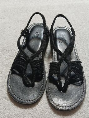 Vines Islandwear Sandals Size 10